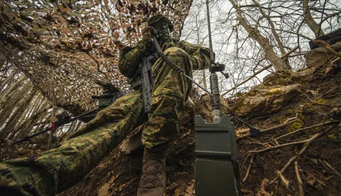Slunj, 12.3.2026.- U sklopu planskog ocjenjivanja razine osposobljenosti, na vojnom poligonu "Eugen Kvaternik" kod Slunja u ?etvrtak je provedeno topni?ko bojno ga?anje 2. bitnice Samohodne haubi?ke bojne Topni?ko-raketne pukovnije iz Bjelovara, u uvjetima koji simuliraju stvarne borbene okolnosti. foto HINA/ MORH/F.Klen/ ua