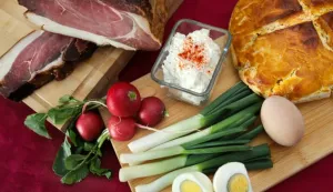 11.04.2020., Zagreb, Tradicionalna Uskrsna kosarica: sunka, domaci kruh, mladi luk, rotkvice, jaja i svjezi sir."n Photo: Emica Elvedji/PIXSELL