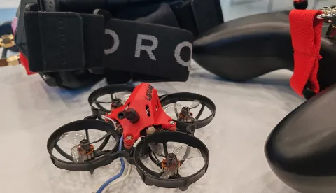 Osijek 24. 03. 2026, GC Osijek, Press konferencija u povodu manifestacije Osijek Drone Expo 2026. Dragan Kovačević, predstavnik tvrtke Orqa, Dragan Vulin, zamjenik gradonačelnika Osijeka, Nata&scaron;a Trami&scaron;ak, županica OBŽ, Ivan Vidaković, organizator i Antonela Bari&scaron;ić Kula&scaron;, voditeljica konferencijskog dijela. Mini dron za obuku i utrke.snimio GOJKO MITIĆ