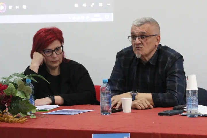 Osijek, 24. 03. 2026, Trg Lava Mirskog 1. Tribina o braniteljskim mirovinama. Violeta Pancer, moderatorica, Nenad Ljubić.snimio GOJKO MITIĆ