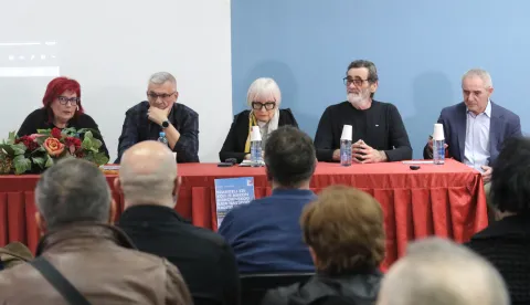 Osijek, 24. 03. 2026, Trg Lava Mirskog 1. Tribina o braniteljskim mirovinama. Violeta Pancer, moderatorica, Nenad Ljubić, Draženka Pavlović, Milan Božić i Damir Bakić.snimio GOJKO MITIĆ