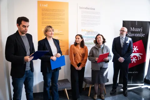 Osijek, 25. 3. 2026., Izložba Everyday childhood and youth in the Danube regionizložba; kultura; Dunav; djetinjstvo; mladost; izlo&scaron;ci; posjetitelji; MLU