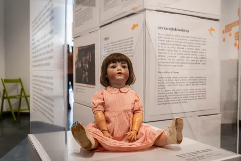 Osijek, 25. 3. 2026., Izložba Everyday childhood and youth in the Danube regionizložba; kultura; Dunav; djetinjstvo; mladost; izlo&scaron;ci; posjetitelji; MLU
