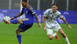 epa12530147 Italy's Matteo Politano (L) challenges for the ball with Norway's David Moller Wolfe during the FIFA World Cup 26 qualifier between Italy and Norway at Giuseppe Meazza stadium in Milan, Italy, 16 November 2025. EPA/MATTEO BAZZI