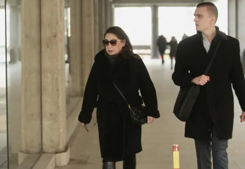 Beograd, 30.12.2024. - Vi?i sud u Beogradu izrekao je ponedjeljak prvostupanjsku presudu roditeljima dje?aka koji je 3. svibnja pro?le godine po?inio masovno ubojstvo u beogradskoj ?koli "Vladislav Ribnikar" proglasiv?i ih krivima i osudiv?i na kazne zatvora od tri do 14,5 godina. Na slici majka Miljana Kecmanovi?, osu?ena na kaznu zatvora od tri godine za zanemarivanje djeteta, te za nedopu?teno dr?anje streljiva. foto HINA/ TANJUG/ SAVA RADOVANOVI?/ ua 