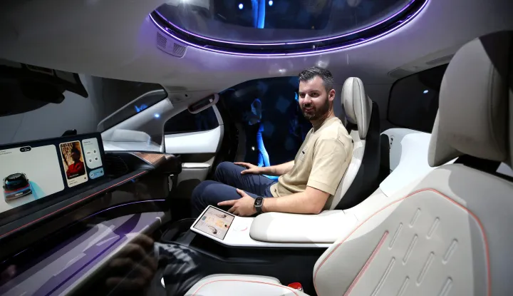 Sveta Nedelja, 26.06.2024. - Mate Rimac predstavio je u srijedu robotaksi nazvan Verne, po slavnom piscu, koji bi trebao prvo po?eti voziti po Zagrebu 2026. godine, no predstavljanje je pro?lo uz probleme budu?i da se robotaksi oglu?io na Rim?eve naredbe. Na fotografiji Mate Rimac. foto HINA/ Lana SLIVAR DOMINI?/ lsd