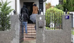 Zagreb, 26.03.2026 - Istražitelji Uskoka ulaze u kuću Vedrana Pavleka u Zagrebu. Na području Zagreba i Istarske županije u tijeku su uhićenja nekoliko osoba zbog korupcije u Hrvatskom skijaškom savezu (HSS), a na meti istražitelja je, prema neslužbenim podacima, i bivši direktor alpskih reprezentacija Vedran Pavlek.foto HINA/ Damir SENČAR/ ds