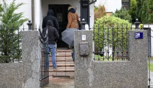 Zagreb, 26.03.2026 - Istražitelji Uskoka ulaze u kuću Vedrana Pavleka u Zagrebu. Na području Zagreba i Istarske županije u tijeku su uhićenja nekoliko osoba zbog korupcije u Hrvatskom skija&scaron;kom savezu (HSS), a na meti istražitelja je, prema neslužbenim podacima, i biv&scaron;i direktor alpskih reprezentacija Vedran Pavlek.foto HINA/ Damir SENČAR/ ds