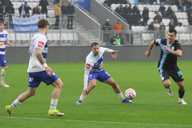 Osijek, 01. 02. 2026, Opus Arena, nogomet, Osijek - Rijeka. SuperSport HNL 25/26. Anton Matković (34) i Tonio Teklić (99).snimio GOJKO MITIĆ