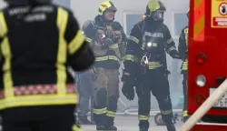 Zagreb, 27.11.2025. - U skladi&scaron;tu guma u Zagrebačkoj ulici u Lužanu kod Sesveta oko 13 sati izbio je požar, a prema priopćenju Javne vatrogasne postrojbe Zagreb čiji pripadnici gase otvoreni plamen, u požaru su ozlijeđeni radnici u skladi&scaron;tu zbog čega je na terenu i hitna pomoć. Na fotografiji vatrogasci. foto HINA/ Lana SLIVAR DOMINIĆ/ lsd