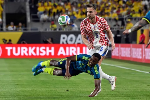 Croatia's defender #3 Marin Pongracic fights for the ball with Colombia's midfielder #11 Jhon Arias during a friendly football match between Colombia and Croatia at Camping World Stadium in Orlando, Florida, on March 26, 2026. (Photo by Miguel J. Rodriguez CARRILLO/AFP)