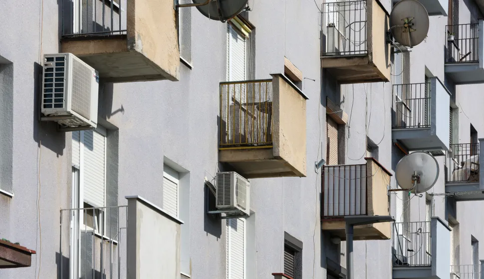 19.08.2025., Zagreb - Ilustracija. Zgrada sa stanovima i balkonima na kojoj je mnosto klima uredjaja i satelitskih antena. Photo: Sanjin Strukic/PIXSELL