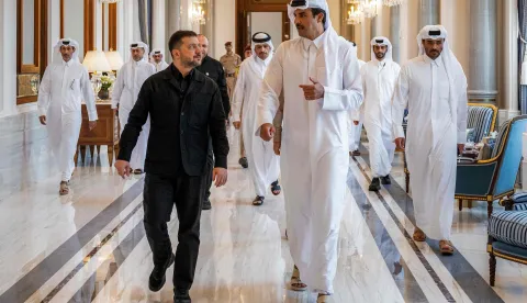 TOPSHOT - This handout picture released by Qatar's Amiri Diwan shows Qatar's Emir Sheikh Tamim bin Hamad Al-Thani receiving Ukraine's President Volodymyr Zelensky at Lusail Palace in Doha on March 28, 2026. Zelensky is on an unannounced tour visiting several Arab countries in the Gulf, having already made agreements with the UAE and Saudi Arabia on defence in previous legs of the trip. Earlier in March 2026, he said that 201 Ukrainian anti-drone military experts were in or on their way to the Middle East to help the UAE, Qatar, Saudi Arabia and Kuwait. (Photo by Qatar Amiri Diwan/AFP)/XGTY/RESTRICTED TO EDITORIAL USE - MANDATORY CREDIT "AFP PHOTO/QATAR AMIRI DIWAN" - NO MARKETING NO ADVERTISING CAMPAIGNS - DISTRIBUTED AS A SERVICE TO CLIENTS