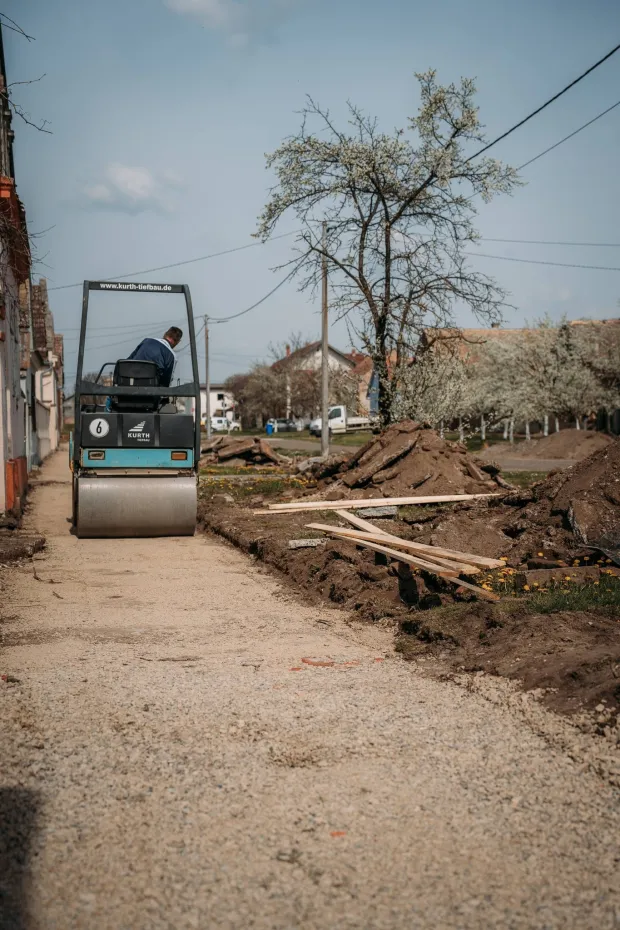 NIJEMCIU Općini Nijemci, po povr&scaron;ini i stanovni&scaron;tvu najvećoj u Vukovarsko-srijemskoj županiji, ovih je dana počela rekonstrukcija ulica, a prvi su zahvati u naselju Banovcima, u Ulici Marka Ore&scaron;kovića, gdje se rade nove pje&scaron;ačke stazeožujak 2026.