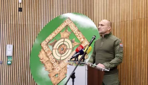 Potpredsjednik Vlade i ministar obrane Ivan Anu&scaron;ić boravi u posjetu hrvatskim vojnicima koji su razmje&scaron;teni u NATO-ovoj aktivnosti prednjih kopnenih snaga u Poljskoj, u vojarni Bemowo Piskie Training Area. Sutra će posjetiti i na&scaron;e vojnike u hrvatskom kontingentu u Litvi. 