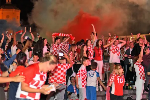 sport...vukovar...07.07.2018.susret hrvatska - rusija za 1/2 finala na svjetskom nogometnom prvenstvu u rusiji, pratio se i u vukovaru na velikom ekranu na sredisnjem trgu, a i u svim kaficima;&nbsp;...produzeci, jedanaesterci i na kraju slavlje u gradu...foto Gordan Panić