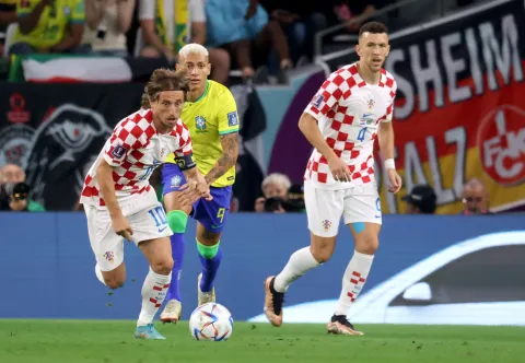 Al Rayyan, 09.12.2022. - Četvrtfinale SP-a Katar 2022 Hrvatska - Brazil na stadionu Education City. Na fotografiji Luka Modrić, Richarlison de Andrade, Ivan Peri&scaron;ić. foto HINA/ Damir SENČAR/ dk