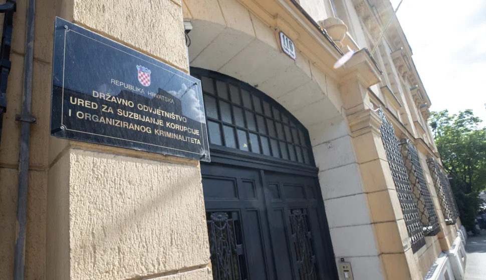 Zagreb, 30.04.2025 - Pripadnici policije u policijskom kombiju privode osumnjičene u USKOK, u slučaju Hipodrom. Na slici zgrada, ulaz, vrata, ploča, tabla, USKOK.foto HINA/ Damir SENČAR/ ds