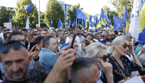 Sarajevo, 25.07.2022 - Oko dvije tisuće prosvjednika okupilo se u ponedjeljak navečer u Sarajevu pred sjeditem Ureda visokog predstavnika (OHR) kako bi iskazali nezadovoljstvo najavljenim izmjenama izbornog zakona te zemlje a njima se pridruio i predsjedatelj Predsjednitva BiH efik Daferović. foto HINA/ FENA/ ik