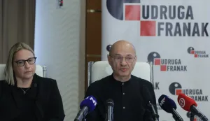 Zagreb.30.3.2026.- Održana je konferencija za novinare Udruge Franak na temu "Ususret odluci pro&scaron;irenog vijeća Vrhovnog suda o konverzijama, hoće li suci suditi po zakonu ili arbitrarno?" Na slici Irena Blauhorn i Goran Aleksić. Foto HINA/Tomislav Pavlek/tp