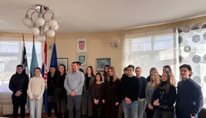 Općina Čepin i ove akademske i &scaron;kolske godine podupire &scaron;kolovanje mladih, a Povjerenstvo za dodjelu stipendija Općine Čepin, u sastavu Matija Krnić, Lidija Tolj i Željko Mamić, utvrdilo je konačnu listu kandidata za stipendije.Općina je, kaže načelnik Dražen Tonkovac, nastojala objediniti &scaron;irok spektar onih kojima se pomaže, a nakon natječaja utvrđeno je da sedam kandidata dobiva stipendije za srednjo&scaron;kolsko obrazovanje. S liste kandidata za dodjelu stipendija studentima pet kandidata ostvaruje pravo, s liste kandidata za dodjelu stipendija učenicima srednjih &scaron;kola i studentima sporta&scaron;ima pravo na stipendiju ostvaruje jedan kandidat.Ove godine stipendije će dobiti i deset učenika srednjih &scaron;kola koji se obrazuju za deficitarna zanimanja, dok će s liste kandidata za dodjelu stipendija studentima koji se obrazuju za deficitarna zanimanja općinsku stipendiju dobiti tri kandidata. Općina će dodijeliti i pet studentskih stipendija onima koji se obrazuju za zanimanja iz STEM područja. Stipendija je namijenjena i jednom učeniku slabijeg socijalnog statusa, a također i jedna stipendija ide studentu slabijeg socijalnog statusa. Za dodjelu stipendija učenicima i studentima invalidima nije bilo prijava.Tonkovac navodi da se za &scaron;kolsku/akademsku godinu 2025./2026. ponavlja natječaj za dodjelu jo&scaron; 16 stipendija, i to: jedna stipendija učenicima srednjih &scaron;kola, 4 stipendije studentima, jedna stipendija učenicima srednjih &scaron;kola i studentima sporta&scaron;ima, 2 stipendije učenicima srednjih &scaron;kola i studentima invalidima, 5 stipendija učenicima srednjih &scaron;kola koji se obrazuju za deficitarna zanimanja, jedna stipendija učenicima slabijeg socijalnog statusa i 2 stipendije studentima slabijeg socijalnog statusa. Visina mjesečne stipendije za učenike iznosi 110 eura, za studente iznosi 150 eura, za sporta&scaron;e iznosi 150 eura, za invalide 150 eura, učenike srednjih &scaron;kola koji se obrazuju za deficitarna zanimanja 110 eura, za učenike slabijeg socijalnog statusa 110 eura i za studente slabijeg socijalnog statusa 150 eura.