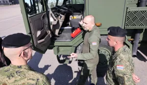 Potpredsjednik Vlade i ministar obrane Ivan Anu&scaron;ić nakon posjeta hrvatskim vojnicima u Poljskoj, sastao se i s pripadnicima 6. hrvatskog kontingenta u NATO-ovoj aktivnosti prednjih kopnenih snaga, koji su smje&scaron;teni u vojarni "Training Regiment Barracks" u Litvi.