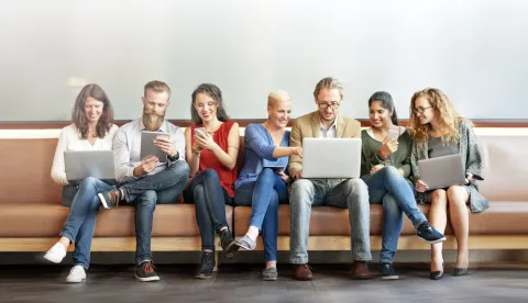 Diverse people using digital devices ljudi posao tvrtka laptop analiza gospodarstvo internet startup ilustracija