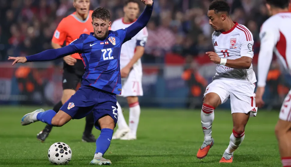Varaždin, 12.10.2025 - Utakmica kvalifikacija za Svjetsko nogometno prvenstvo 2026., Hrvatska - Gibraltar. Na slici Marco Pa&scaron;alić, Carlos Richards.foto HINA/ Damir SENČAR/ ds