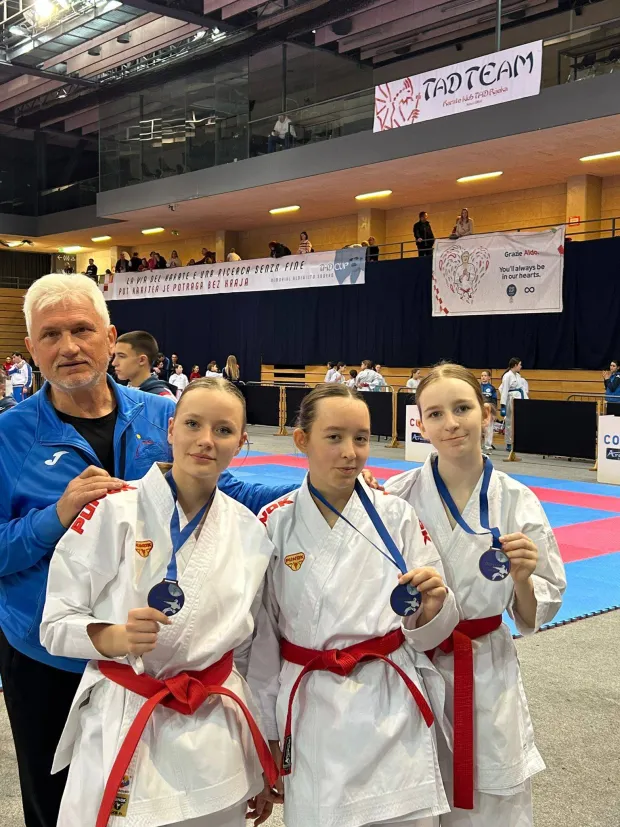 Srebrne kadetkinje Essekera s trenerom Jocom Đukićem