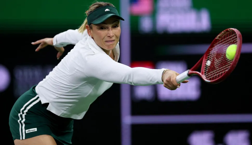 INDIAN WELLS, CALIFORNIA - MARCH 07: Donna Vekic of Croatia plays a backhand against Jessica Pegula of the United States in their second round match of the BNP Paribas Open at Indian Wells Tennis Garden on March 07, 2026 in Indian Wells, California. Clive Brunskill/Getty Images/AFP (Photo by CLIVE BRUNSKILL/GETTY IMAGES NORTH AMERICA/Getty Images via AFP)