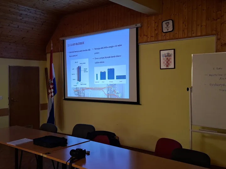 U prostorijama Policijske uprave osječko-baranjske jučer je održano edukativno predavanje i prezentacija intervencije na električnim i hibridnim vozilima kao rezultat međuresorne suradnje između Hrvatske vatrogasne zajednice i Ravnateljstva policije.