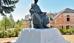 Gospić, 4.5.2021.- Monumentalna brončana skulptura Nikole Tesle, kipara Frane Krinića, postavljen je u Gospiću na novoformiranoim Tgu Nikola Tesla. foto HINA/ Mladen VOLARIĆ/ ua