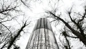 PLITVICE, 31. ožujka 2026. (Hina) - Obilježavanje 35. godi&scaron;njice akcije "Plitvice" i pogibije prve žrtve Domovinskog rata, redarstvenika Josipa Jovića, koji je život izgubio na Uskrs, 31. ožujka 1991., počelo je u utorak prijepodne polaganjem vijenaca i paljenjem svijeća kod spomen obilježja Joviću.