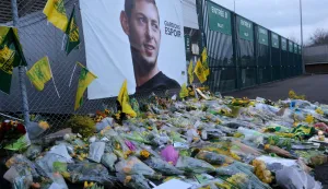 epa07331999 FC Nantes supporters display tributes on the grids of the stadium for Argentinian soccer player Emiliano Sala, ahead of the French League 1 soccer match between Nantes and Saint Etienne at the La Beaujoire stadium in Nantes, France, 30 January 2019. Emiliano Sala went missing on 21 January 2019 after a light aicraft he was travelling in from Nantes to Cardiff disapeared over the English Channel. EPA/EDWARD BOONE