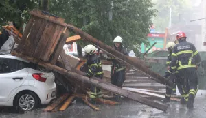 Osijek, 07. 07. 2025, Oko 14 sati olujno nevrijeme zahvatilo je i Osijek. Stepinčeva ulica, sru&scaron;ila se drvena oplata skela s zgrade Po&scaron;te, Po&scaron;tanske palače na parkirane autommobile. Vatrogasci ra&scaron;čićavaju ru&scaron;evine.snimio GOJKO MITIĆ