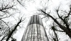 PLITVICE, 31. ožujka 2026. (Hina) - Obilježavanje 35. godi&scaron;njice akcije "Plitvice" i pogibije prve žrtve Domovinskog rata, redarstvenika Josipa Jovića, koji je život izgubio na Uskrs, 31. ožujka 1991., počelo je u utorak prijepodne polaganjem vijenaca i paljenjem svijeća kod spomen obilježja Joviću.