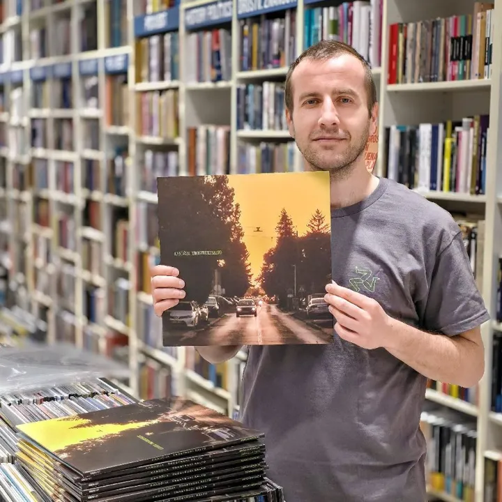 U prodaji je ograničeni broj vinilnih albuma s Kandžijinim potpisom