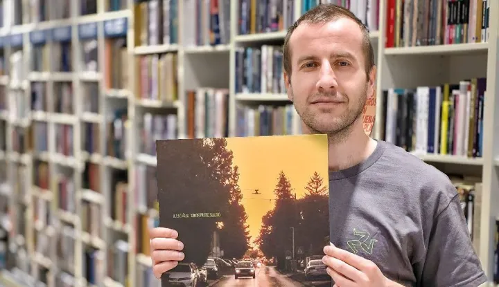 U prodaji je ograničeni broj vinilnih albuma s Kandžijinim potpisom