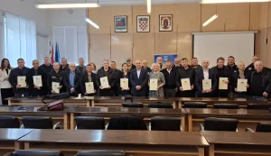 VUKOVARŽupan vukovarsko-srijemski Ivan Bosančić uručio je u Palači Srijem ugovore o dodjeli financijskih sredstava predstavnicima braniteljskih i stradalničkih udruga proisteklih iz Domovinskog rata s područja Vukovarsko-srijemske županijeOŽUJAK 2026.