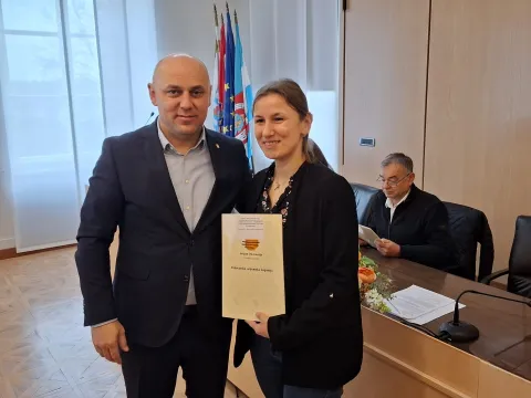 VUKOVARŽupan vukovarsko-srijemski Ivan Bosančić uručio je u Palači Srijem ugovore o dodjeli financijskih sredstava predstavnicima braniteljskih i stradalničkih udruga proisteklih iz Domovinskog rata s područja Vukovarsko-srijemske županijeOŽUJAK 2026.