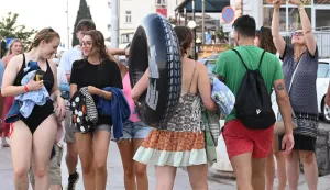 Caption:	OPATIJA 11.08.2025.. Fotoreportaža sa &scaron;etali&scaron;ta i kupali&scaron;ta Slatina navečer. Snimila: Ana Križanec