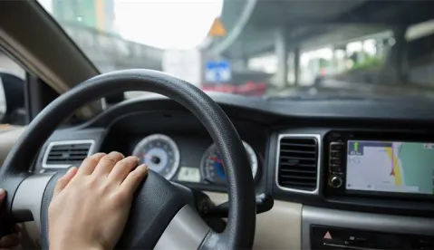 Pijani vozač automobilom nalijetao na znakove i udari drugo vozilo