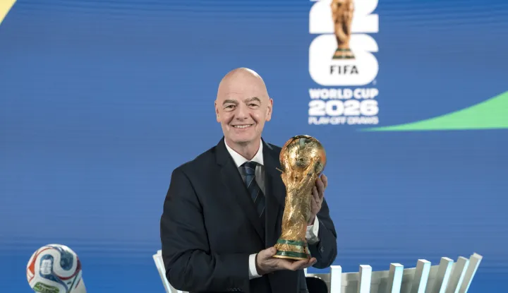 epa12537731 FIFA president Gianni Infantino poses with the FIFA World Cup Trophy during the FIFA World Cup 2026 play-offs draw at the Home of FIFA in Zurich, Switzerland, 20 November 2025. EPA/CLAUDIO THOMA