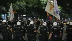 Beograd, 28.6.2025.- Vi?e prosvjednika i policajaca ozlije?eno je u subotu u nave?er nakon ?to je policija intervenirala poslije slu?benog zavr?etka masovnog studentskog prosvjeda u sredi?tu Beograda s kojeg je ponovljen zahtjev za raspisivanje prijevremenih izbora. foto HINA/ TANJUG/ MARKO ?OKOVI?/ ua