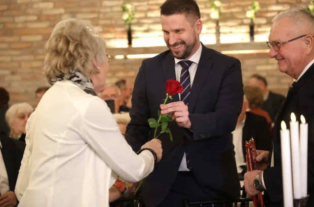 Osijek, 14. 02. 2025., Dvorana Gardens, zlatni pir, primanje za parove, Ivan Radić- gradonačelnik, 100% bendSNIMIO BRUNO JOBST