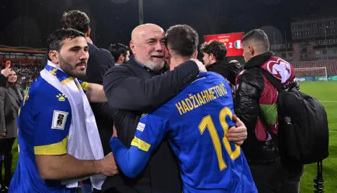 Bosnia-Herzegovina's headcoach Sergej Barbarez (C) celebrates with players after winning the FIFA World Cup 2026 European qualification final football match between Bosnia-Herzegovina and Italy at the Bilino-Polje stadium in Zenica on March 31, 2026. (Photo by Elvis BARUKCIC/AFP)