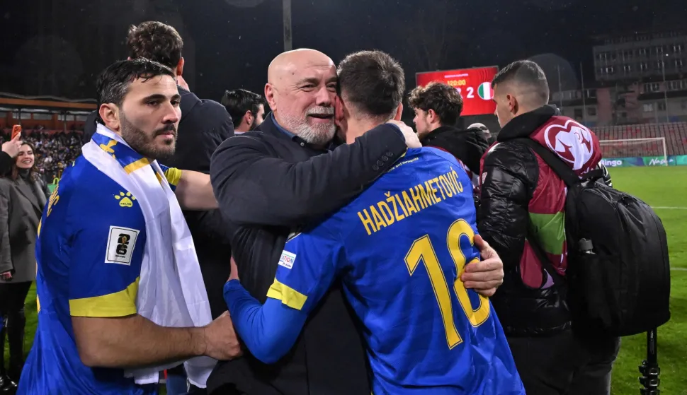 Bosnia-Herzegovina's headcoach Sergej Barbarez (C) celebrates with players after winning the FIFA World Cup 2026 European qualification final football match between Bosnia-Herzegovina and Italy at the Bilino-Polje stadium in Zenica on March 31, 2026. (Photo by Elvis BARUKCIC/AFP)