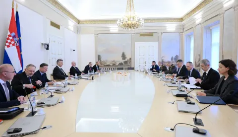 Zagreb, 1.4.2026.- Na sjednici VNS-a usvojene su smjernice za rad sigurnosno-obavje?tajnih agencija za ovu godinu i odobrena uspostava njihove suradnje s inozemnim slu?bama, a Vije?e za obranu raspravljalo je o ja?anju obrambenih sposobnosti Hrvatske, priop?eno je u srijedu po zavr?etku sjednica. Sjednice Vije?a za nacionalnu sigurnost (VNS) i Vije?a za obranu, koje su zajedni?ki sazvali predsjednik Republike i vrhovni zapovjednik Oru?anih snaga Zoran Milanovi? te predsjednik Vlade Andrej Plenkovi?, odr?ane su u Banskim dvorima. foto HINA/ Vlada RH/ ua