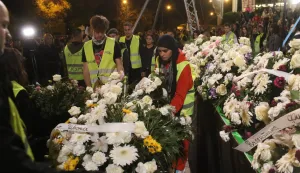 Beograd/ Novi Sad, 01.11.2025 - Tisu?e ljudi u Novom Sadu 16-minutnom ?utnjom odalo je u no?i s petka na subotu po?ast ?rtvama tragedije na novosadskom ?eljezni?kom kolodvoru uo?i velikog skupa kojim ?e biti komemorirana obljetnica pogibije 16 ljudi u padu nadstre?nice 1. studenog pro?le godine na prethodno renoviranoj zgradi kolodvora. foto HINA/ FoNet/Zoran MR?A/ ik