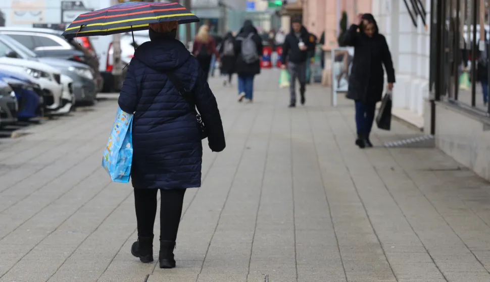 Osijek, 28. 01. 2026, Županijska ulica. &Scaron;etači. Slijedećih dana vrieme bi moglo biti ki&scaron;ovito, dana&scaron;nja prijepodnevna slaba ki&scaron;ica. Vrijekem, prognoza, ki&scaron;ica, slobodnjak, ilustracja.snimio GOJKO MITIĆ